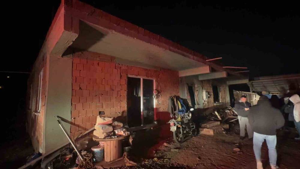 Kaynar suya benzin d&ouml;k&uuml;len evde patlama: 2 yaralı
