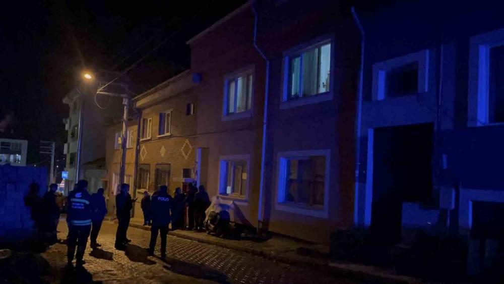 Eskişehir&rsquo;de &uuml;&ccedil;&uuml;nc&uuml; kattan d&uuml;şen şahıs ağır yaralandı
