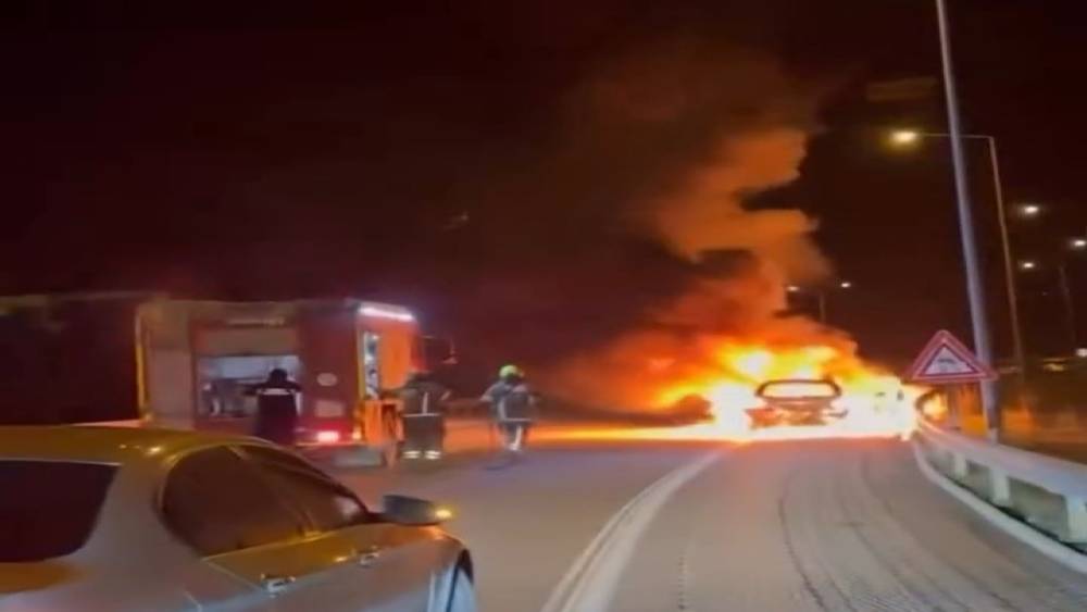 Seyir halindeki otomobil alev topuna d&ouml;nd&uuml;: Aracının yanışını &ccedil;aresizce izledi
