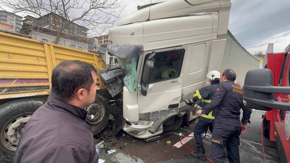 Rize&rsquo;de arıza yaptığı i&ccedil;in park halinde olan tıra başka bir tır &ccedil;arptı: 1&rsquo;i ağır 4 yaralı
