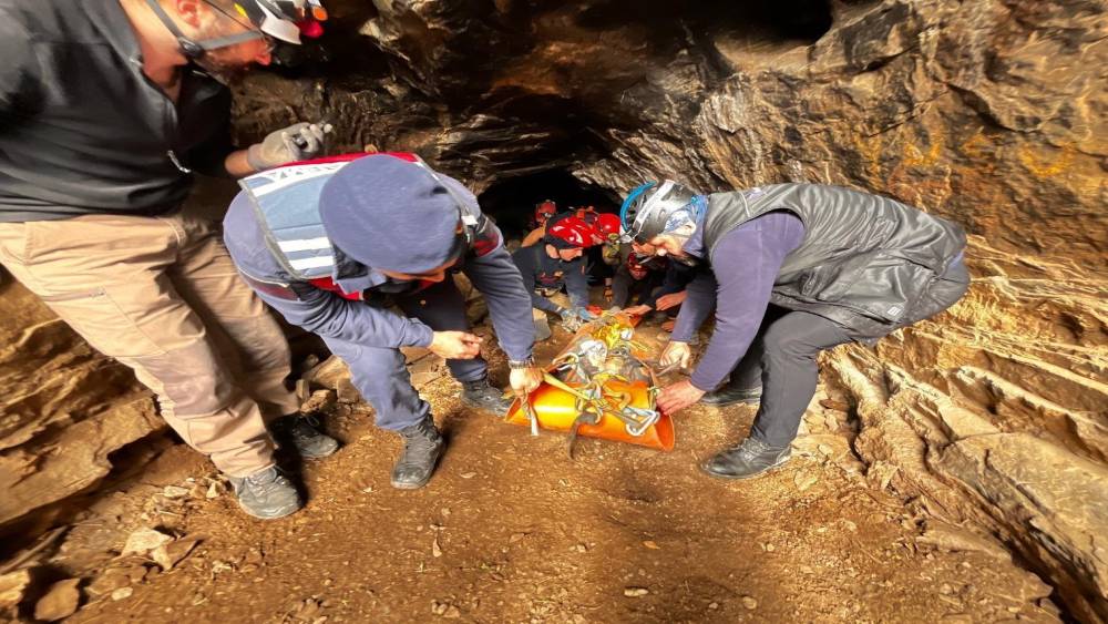 Sel&ccedil;uk&rsquo;ta mağarada 9 saatlik kurtarma seferberliği
