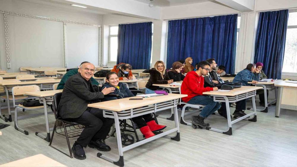 Başkan Er: "En b&uuml;y&uuml;k yatırımı gen&ccedil;lik ve spora yapıyoruz"
