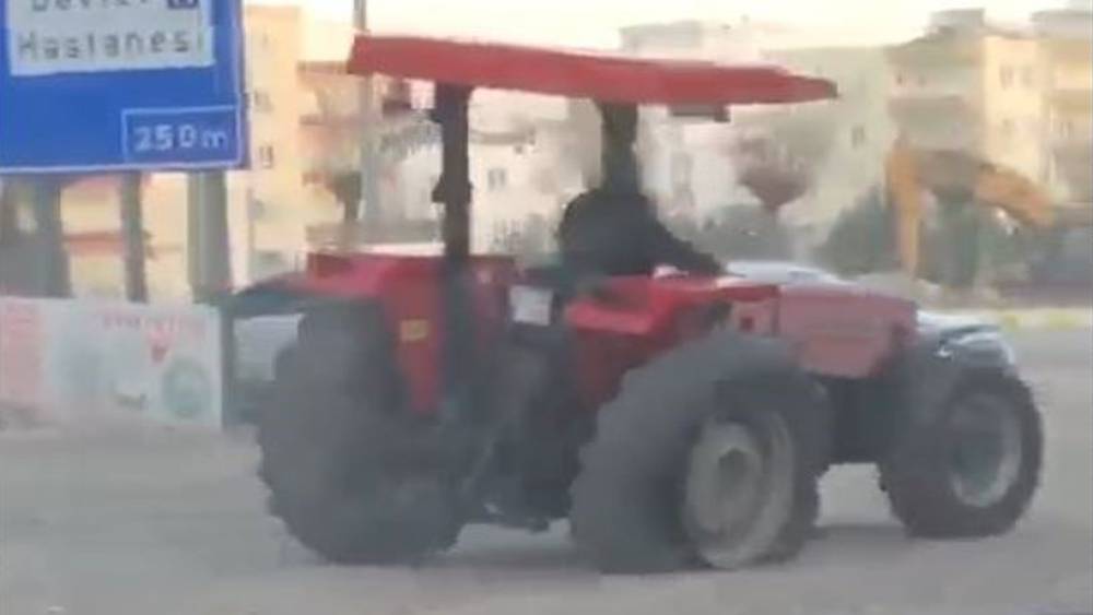 Adıyaman&rsquo;da şaşkına &ccedil;eviren g&ouml;r&uuml;nt&uuml;: Trakt&ouml;r 3 tekerle ilerledi
