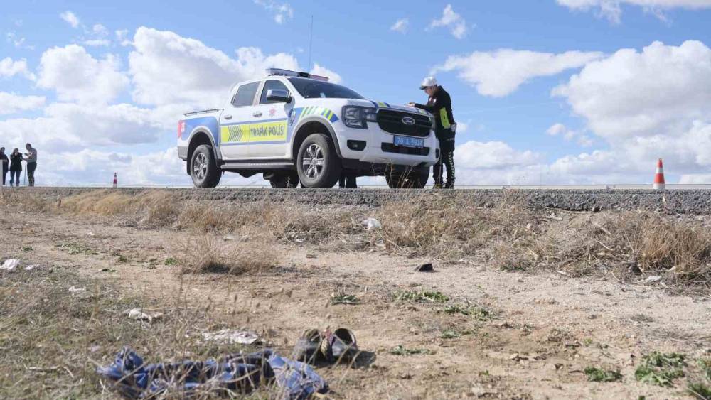 Karaman&rsquo;da gelincik toplarken otomobilin &ccedil;arptığı yaşlı kadın hayatını kaybetti
