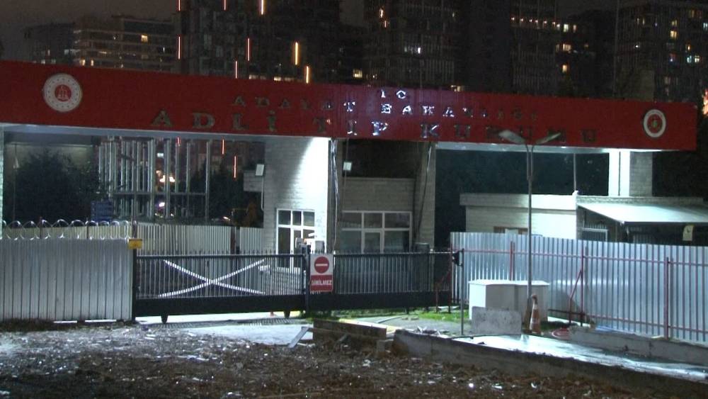 İstanbul&rsquo;da ağabeyini &ouml;ld&uuml;rd&uuml;kten sonra intihar eden gencin cenazesi adli tıbba kaldırıldı
