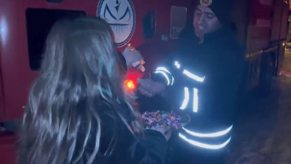 Kars&rsquo;ta ilgin&ccedil; olay: Anahtar kapının &uuml;zerinde unutuldu, İtfaiye camdan girip kapıyı a&ccedil;tı
