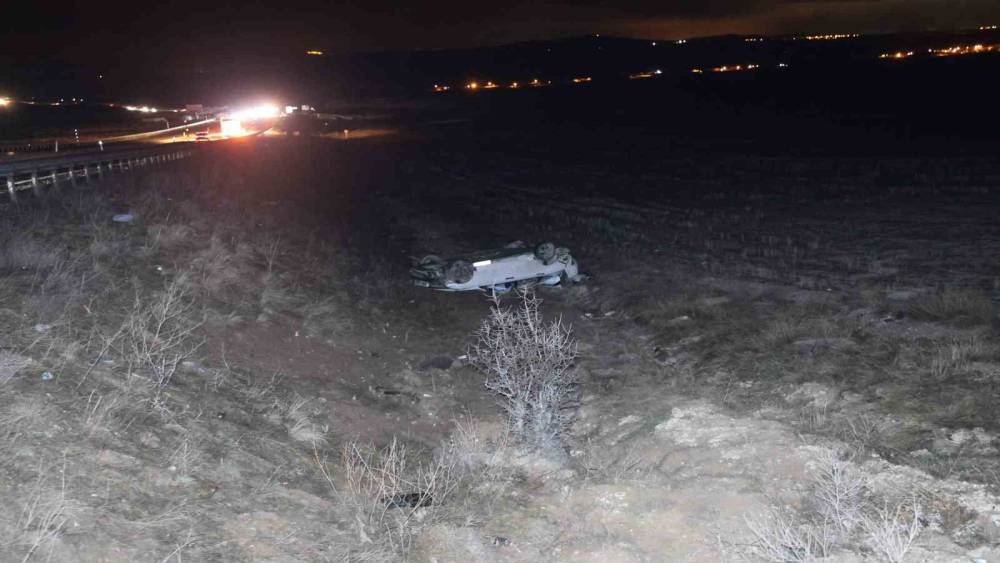 Kontrolden &ccedil;ıkan otomobil şarampole u&ccedil;tu: 4 yaralı
