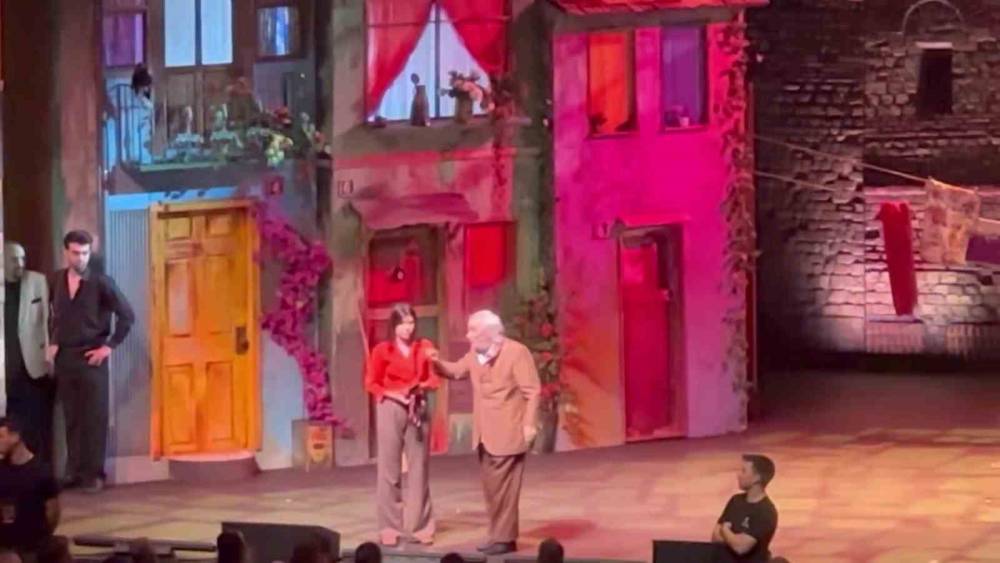 Sahnede fenalaşan M&uuml;jdat Gezen hastaneye kaldırıldı
