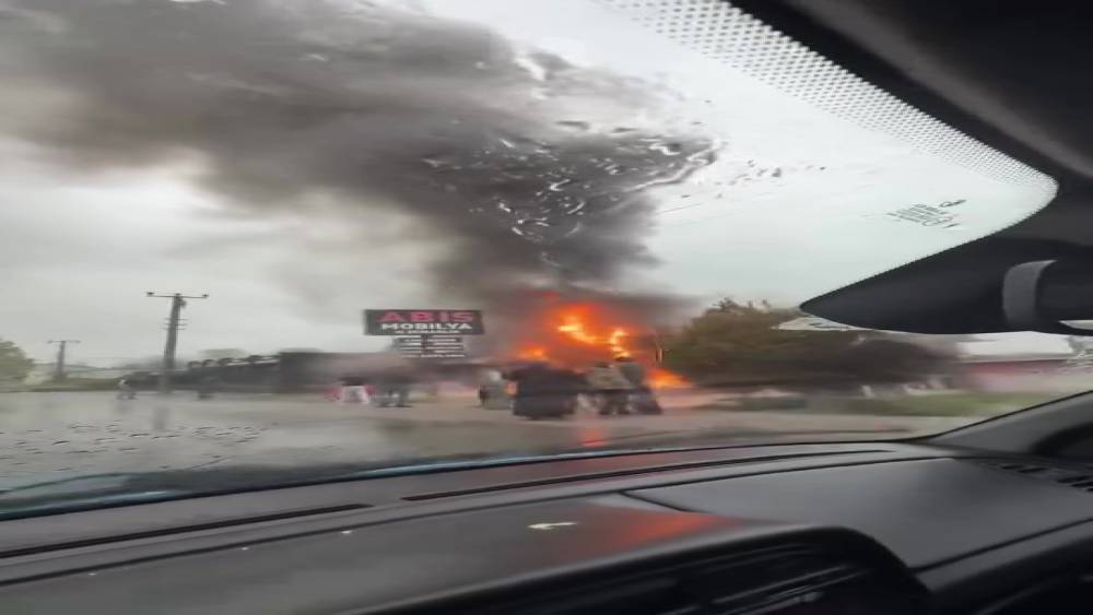 İş yeri alevlere teslim oldu
