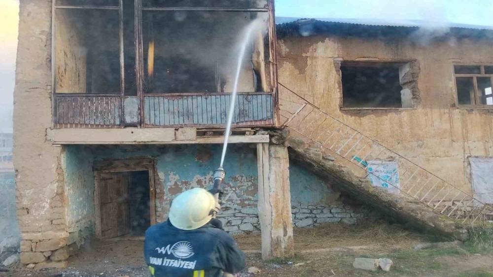 Van&rsquo;da metruk binada yangın
