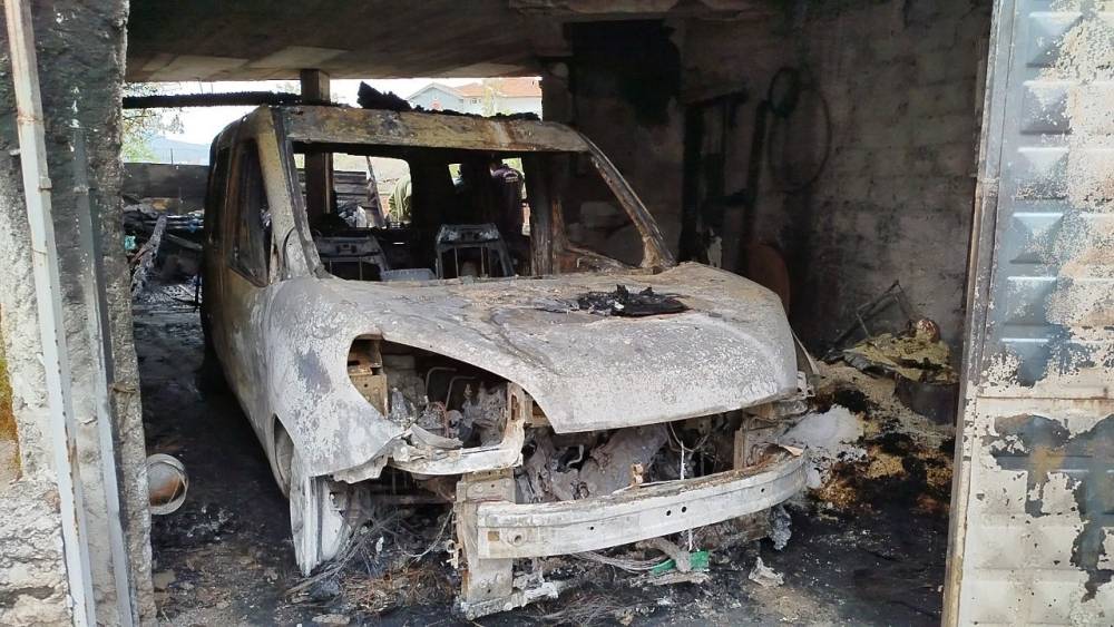 Garajda alevlere teslim olan 2 ara&ccedil; ve motosiklet kullanılmaz hale geldi
