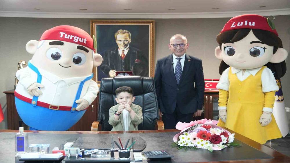 Başkan &Ccedil;etin Akın koltuğunu minik başkana emanet etti
