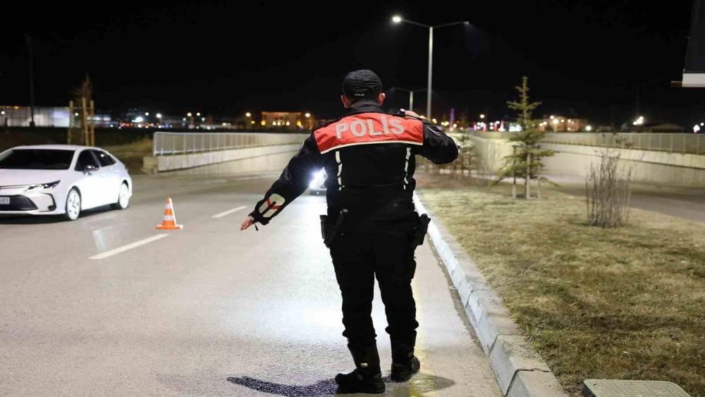 Erzurum Emniyeti su&ccedil;a ve su&ccedil;luya g&ouml;z a&ccedil;tırmıyor: 284 şahıs adalete teslim edildi
