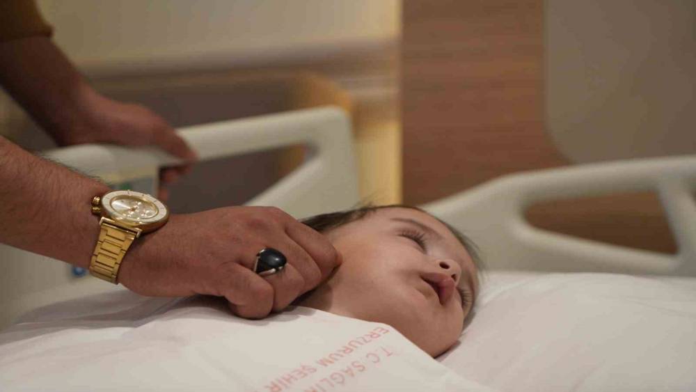 Erzurum Şehir Hastanesi&rsquo;nde bir ilk: Kumsal bebek şifa buldu
