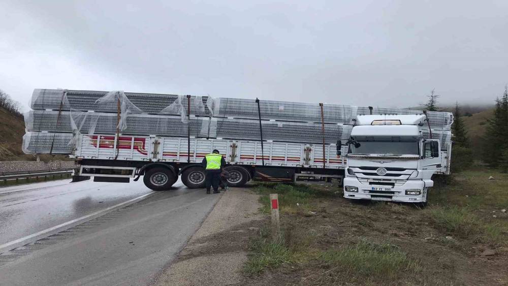 Yağış nedeniyle kayan tır yoldan &ccedil;ıktı

