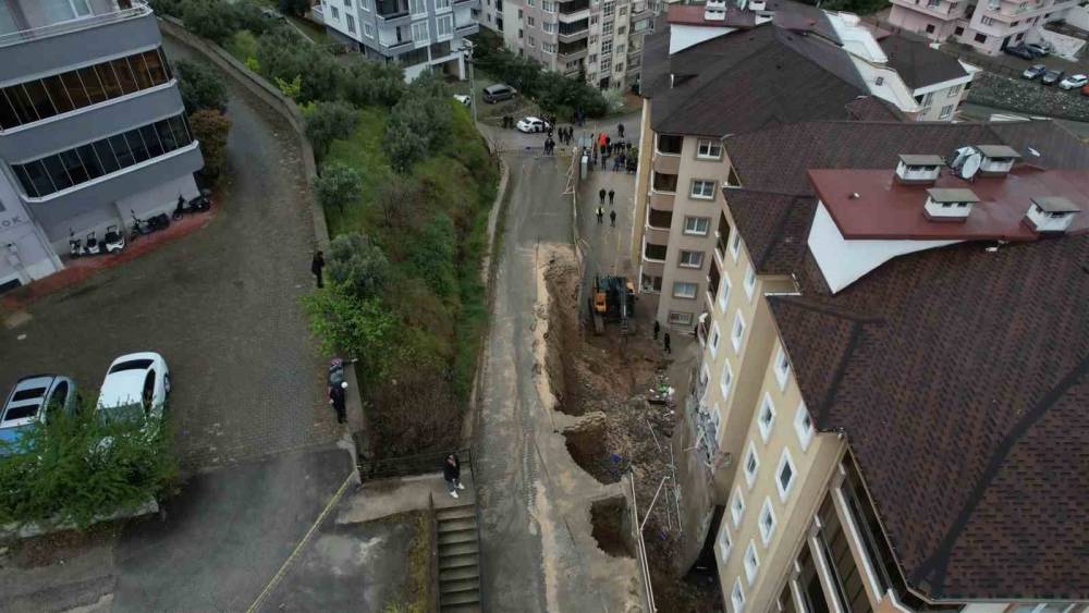 Bursa&rsquo;da korkutan g&ouml;&ccedil;&uuml;k havadan g&ouml;r&uuml;nt&uuml;lendi...Balkonlar yıkıldı, ara&ccedil;lar enkaz altında
