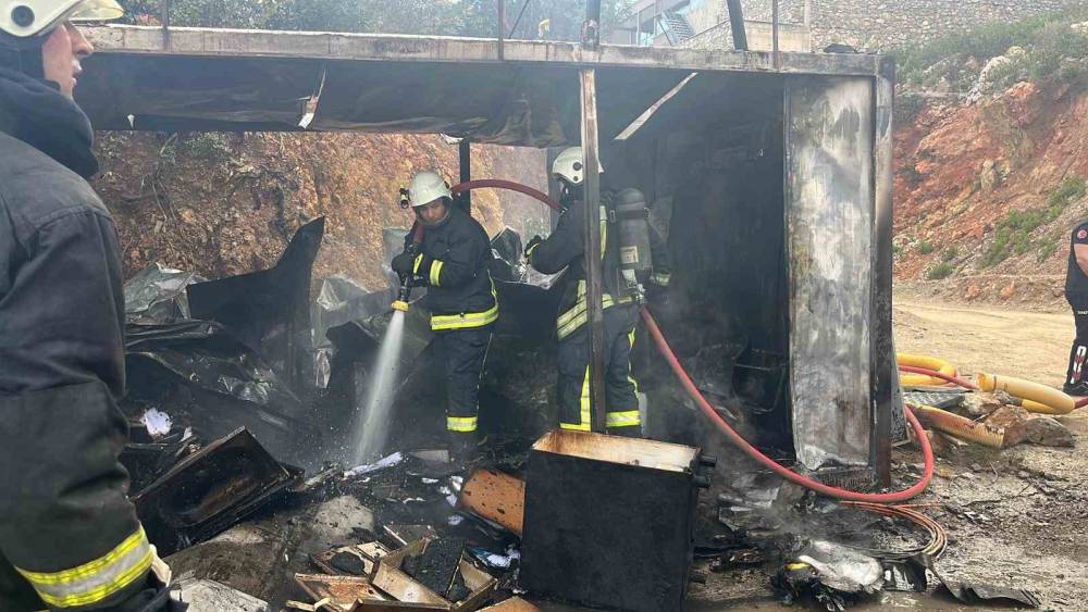 Alanya&rsquo;da iş&ccedil;ilerin kaldığı konteyner alevlere teslim oldu
