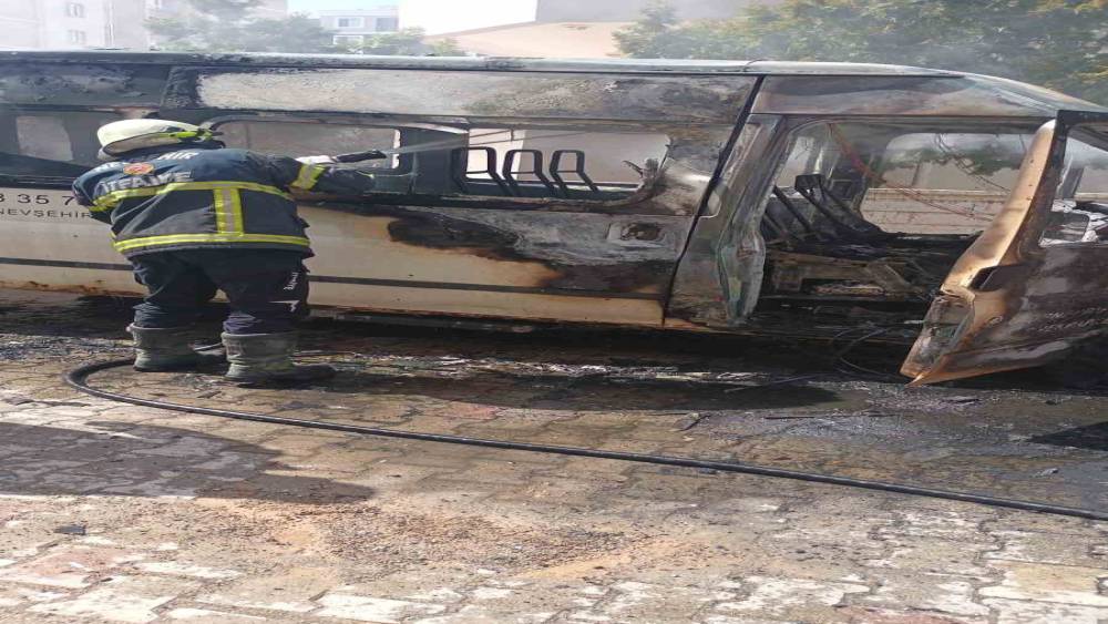 Nevşehir&rsquo;de park halindeki minib&uuml;s alev alev yandı
