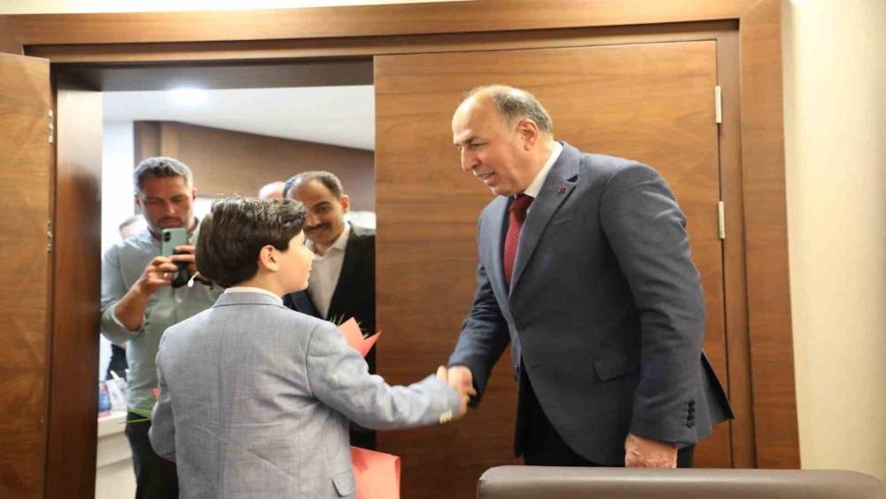 Başkan Şerif Arslan koltuğunu Harun Alp&rsquo;e devretti
