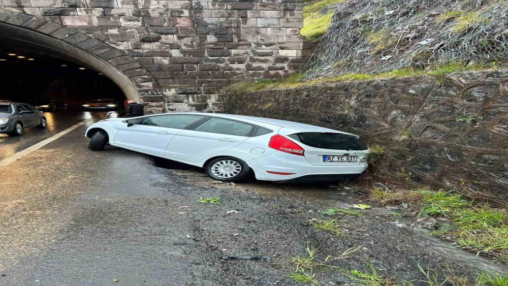 T&uuml;nelde kontrolden &ccedil;ıktı, duvara &ccedil;arptı
