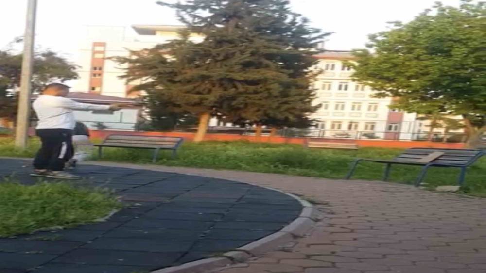 Parkta &ccedil;ocuğa oyuncak silahla atış talimi yaptırdı
