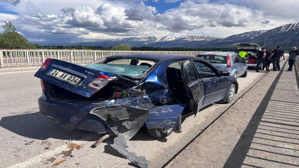 Erzincan-&Ccedil;ağlayan Karayolu&rsquo;nda trafik kazası: 2 yaralı
