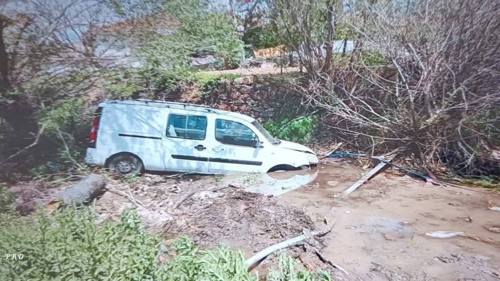 Kontrolden &ccedil;ıkan ara&ccedil; sulama kanalına savruldu: 1 yaralı
