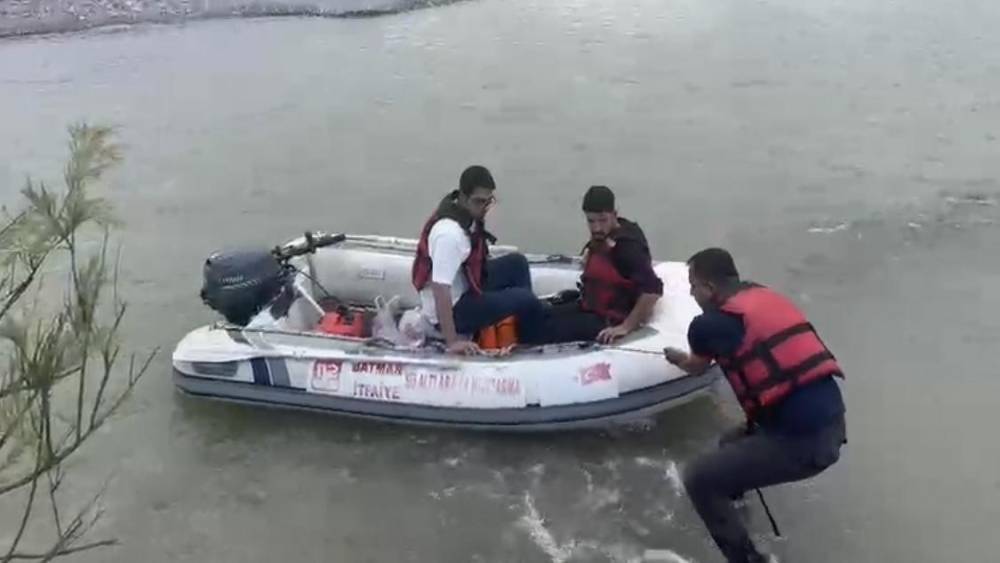 Piknik i&ccedil;in gittileri yerde su seviyesi y&uuml;kselince mahsur kalan vatandaşları itfaiye kurtardı
