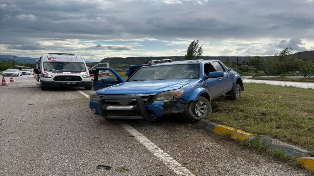Kastamonu&rsquo;da yoldan &ccedil;ıkan kamyonet takla attı: 4 yaralı
