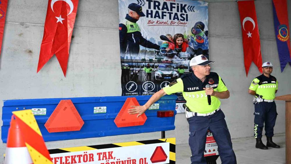 Demirci&rsquo;de trakt&ouml;r s&uuml;r&uuml;c&uuml;lerine reflekt&ouml;r dağıtımı yapıldı
