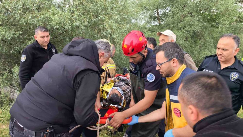 Dereye d&uuml;şerek akıntıya kapıldı, b&ouml;yle kurtarıldı
