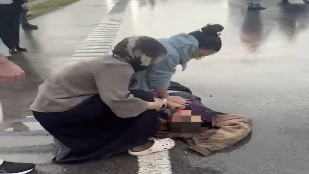 Kaza yapanlara yardım etmek isterken otomobilin &ccedil;arptığı yaya hayatını kaybetti
