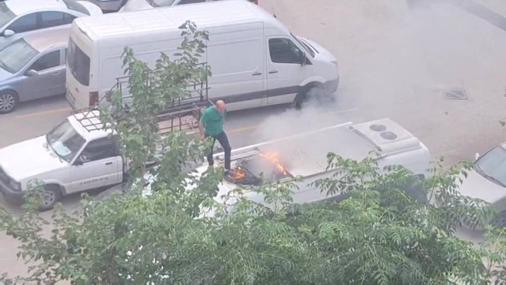Park halindeki aracın tavanında &ccedil;ıkan yangına vatandaşlar m&uuml;dahale etti
