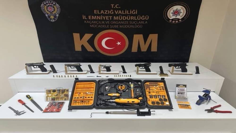 Elazığ&rsquo;da 5 adet ruhsatsız tabanca ele ge&ccedil;irildi: 1 tutuklama
