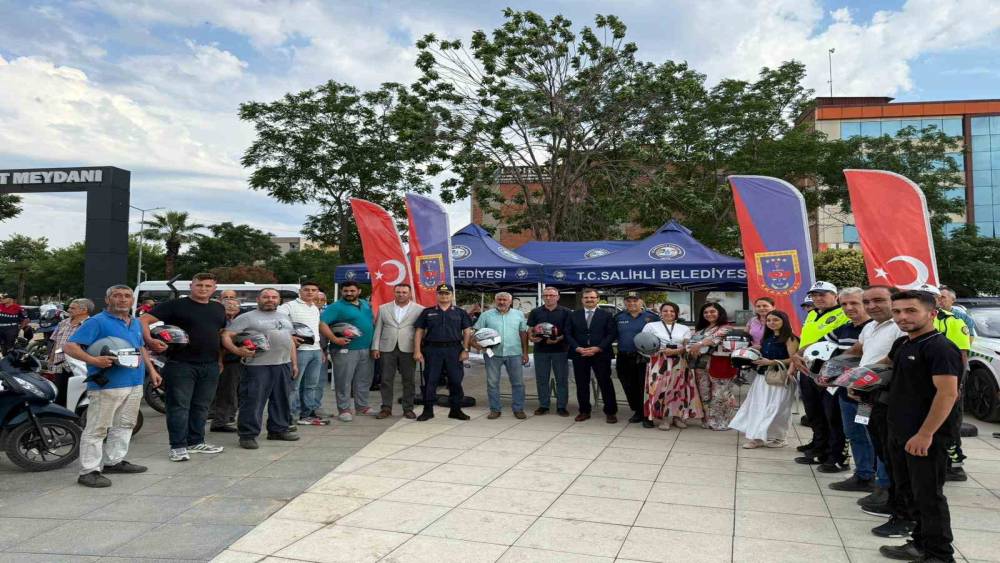 Salihli&rsquo;de motosiklet s&uuml;r&uuml;c&uuml;lerine kask dağıtıldı
