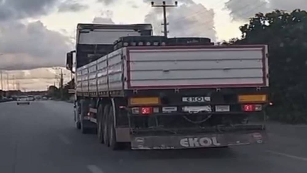 Plakasını k&ouml;p&uuml;kle kapatıp kantardan ka&ccedil;maya &ccedil;alışan tıra 236 bin lira ceza
