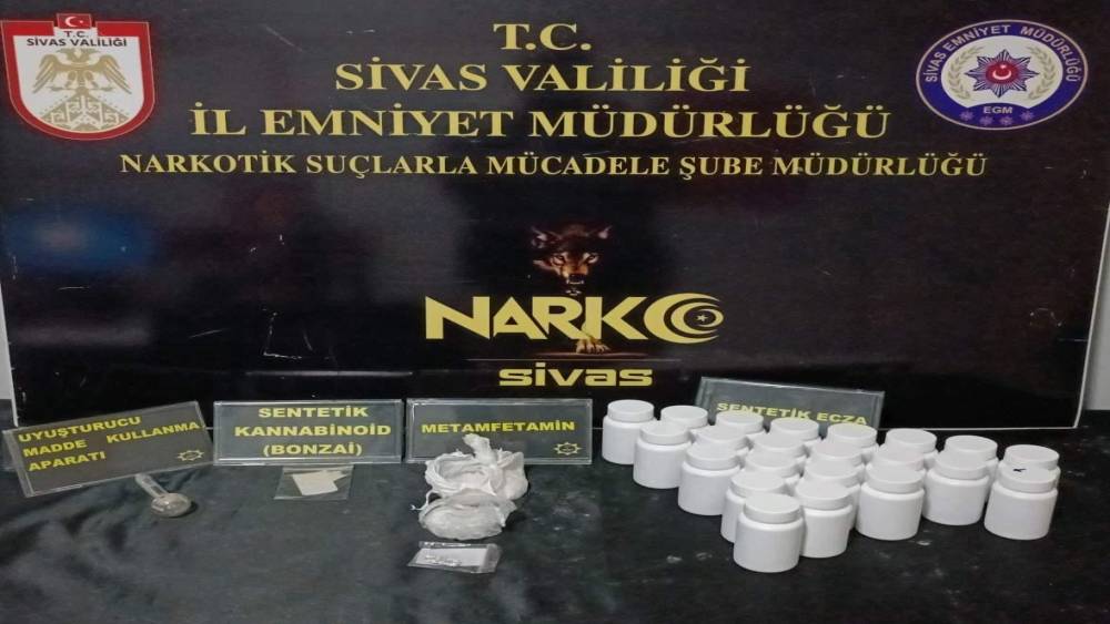 Sivas&rsquo;ta uyuşturucu operasyonu: 2 kişi tutuklandı, bol miktarda uyuşturucu madde ele ge&ccedil;irildi
