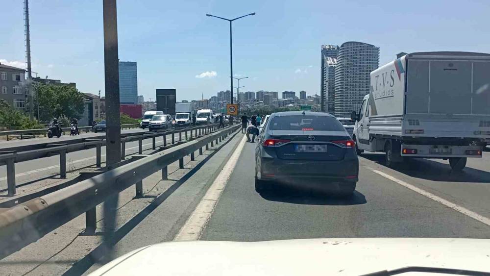 TEM&rsquo;de para g&ouml;t&uuml;ren motokurye d&uuml;şt&uuml;, yola sa&ccedil;ılanları vatandaşlar topladı
