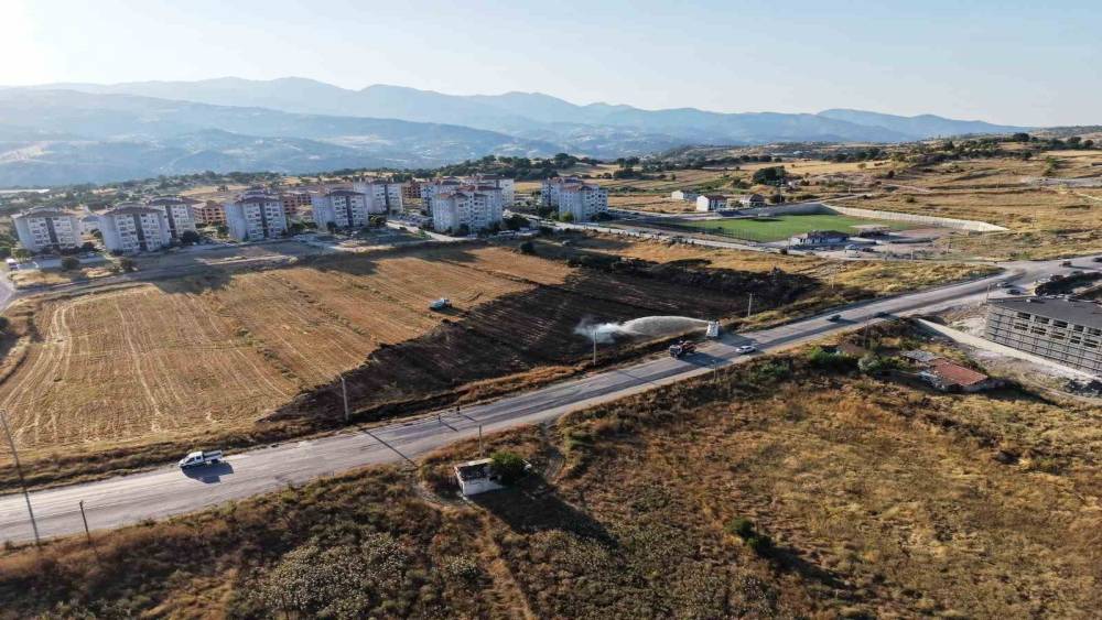 Emet&rsquo;te arazi yangını korkuttu: Bir itfaiye eri dumandan etkilendi
