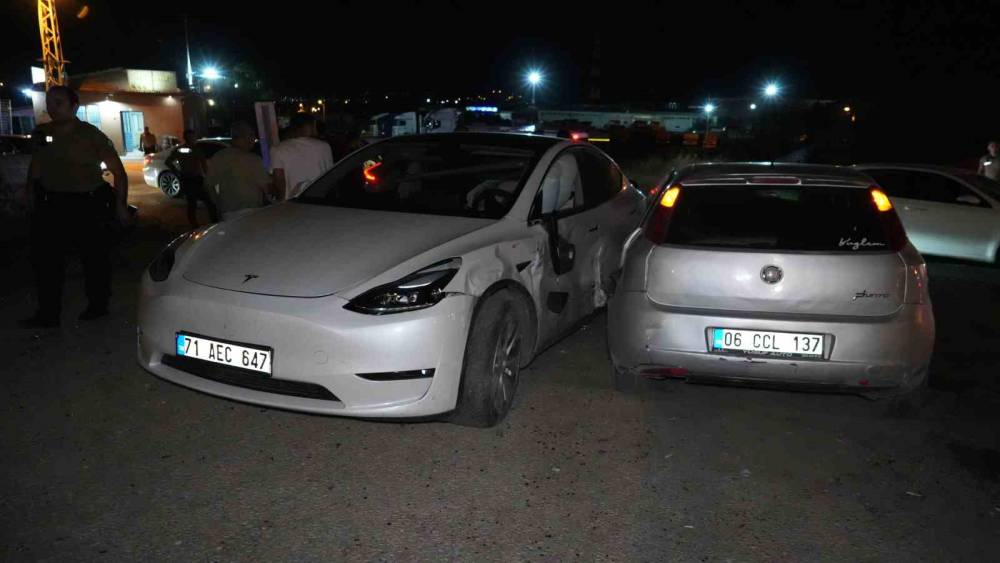 Kırıkkale&rsquo;de iki otomobil &ccedil;arpıştı: 4 yaralı
