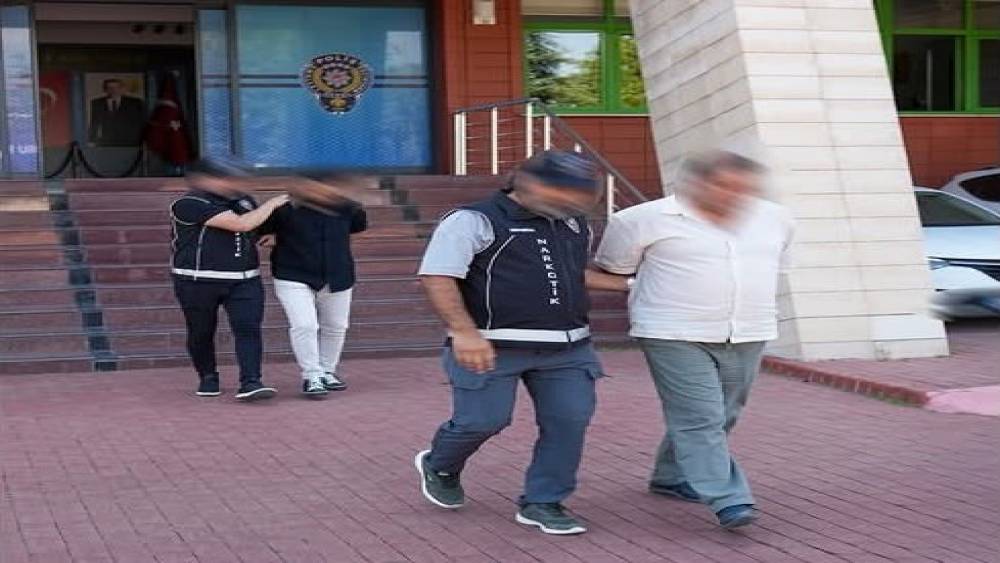 Uyuşturucu su&ccedil;larından aranan 2 h&uuml;k&uuml;ml&uuml; yakalandı
