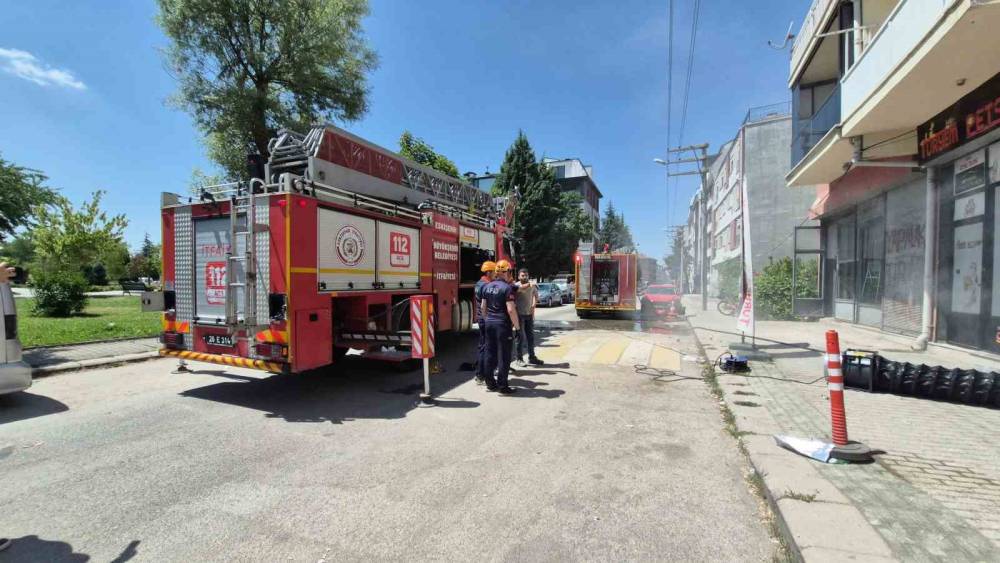 Eskişehir&rsquo;de iş yeri yangını, dumandan etkilenen 6 kişi hastaneye kaldırıldı
