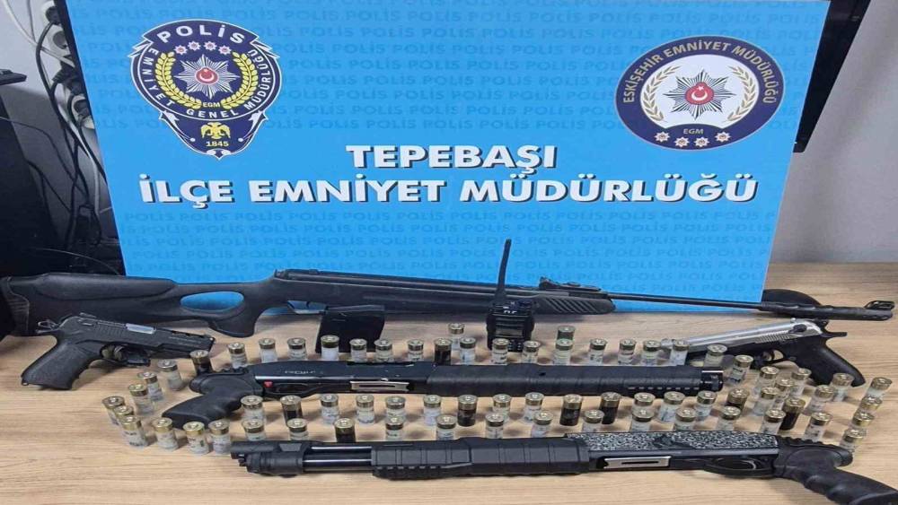 Sosyal medya hesaplarından silah fotoğrafları paylaşan 2 ş&uuml;pheli yakalandı
