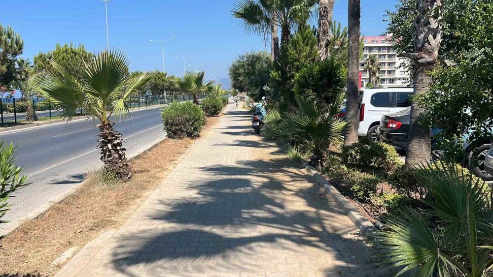 Otelin &ouml;n&uuml;ne bıraktığı motosikleti sabah g&ouml;remeyince hırsızlığı g&uuml;venlik kamerasından g&ouml;rd&uuml;
