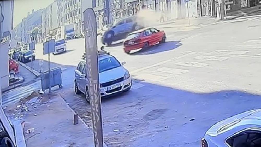 Ara sokaktan &ccedil;ıkan otomobilin &ccedil;arptığı hafif ticari ara&ccedil; yan yattı
