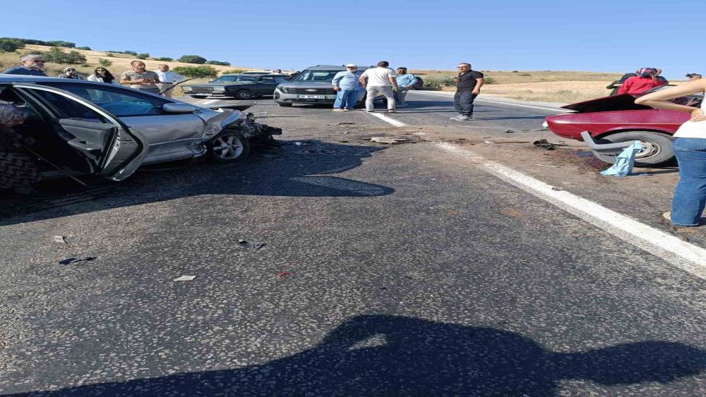 Kayseri&rsquo;de 2 otomobil &ccedil;arpıştı: 1 &ouml;l&uuml;, 6 yaralı
