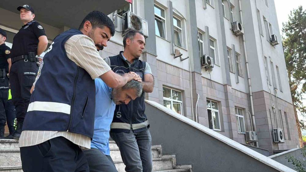 Eşinin boğazını keserek &ouml;ld&uuml;ren zanlı tutuklandı

