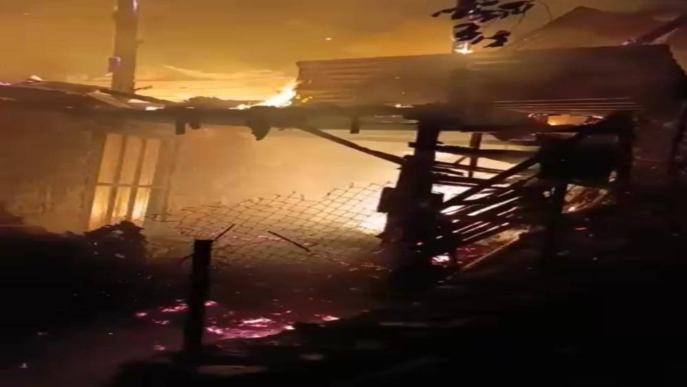 Hatay&rsquo;da 2 katlı ahşap ev alevlere teslim oldu
