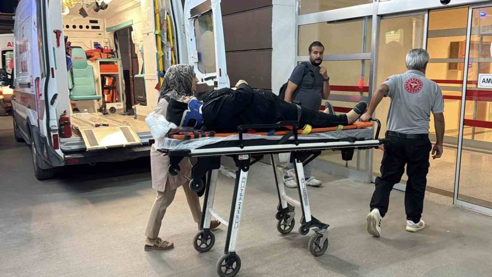 Adıyaman&rsquo;da iki otomobil &ccedil;arpıştı: 4 yaralı
