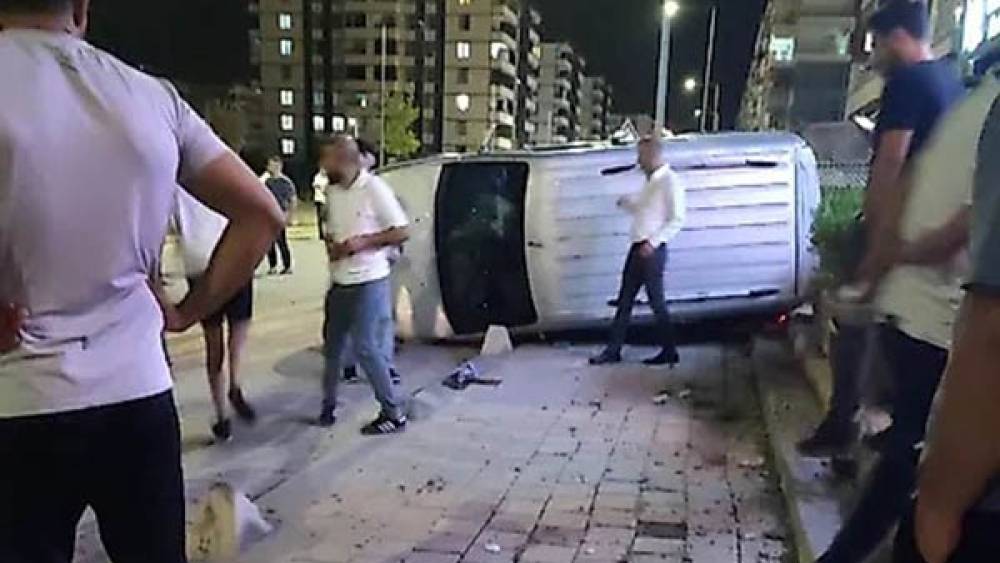 Siirt&rsquo;te ara&ccedil; kaldırıma &ccedil;ıkıp yan yattı
